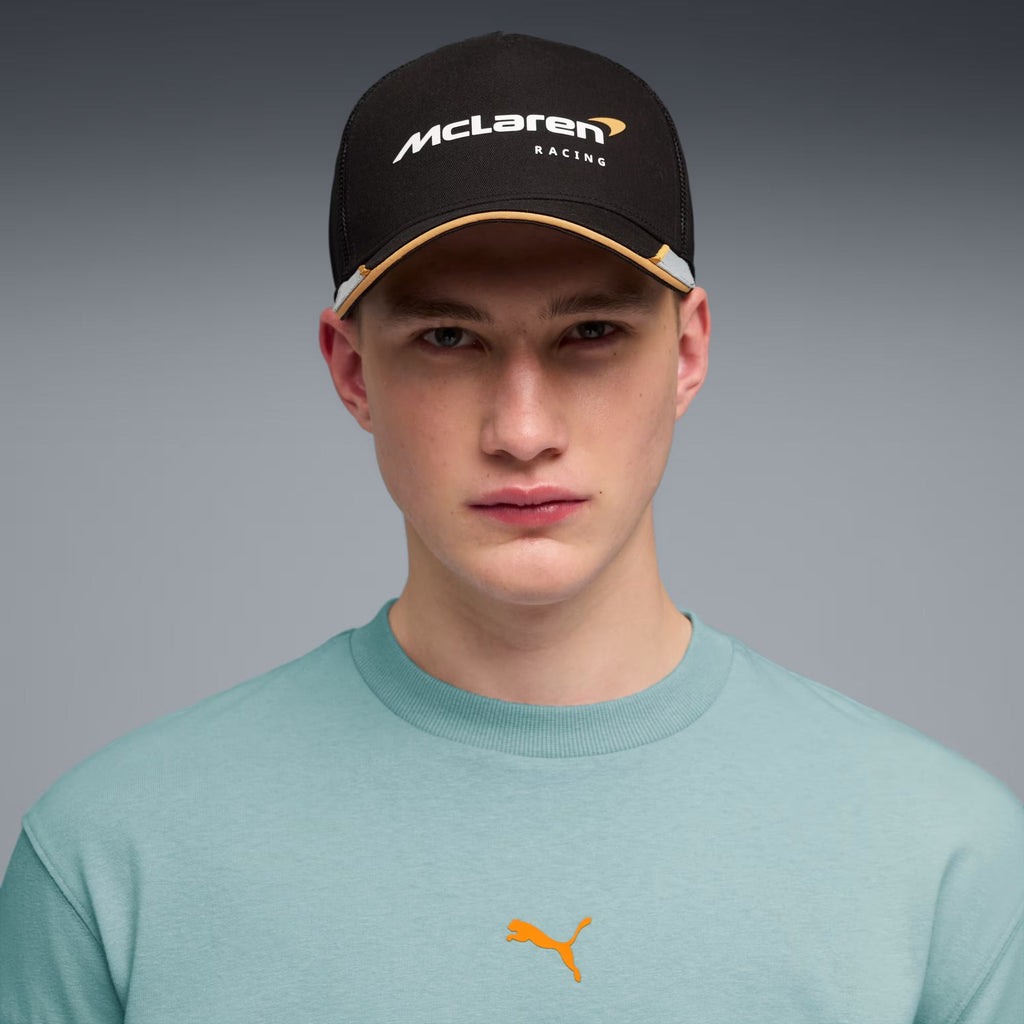 Gorra PUMA McLaren Racing Lifestyle puesta, vista frontal