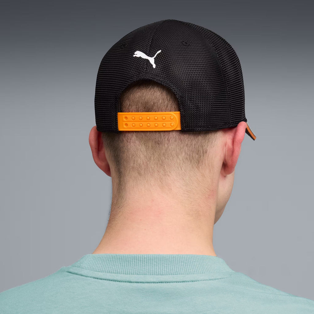 Gorra PUMA McLaren Racing Lifestyle puesta, vista trasera